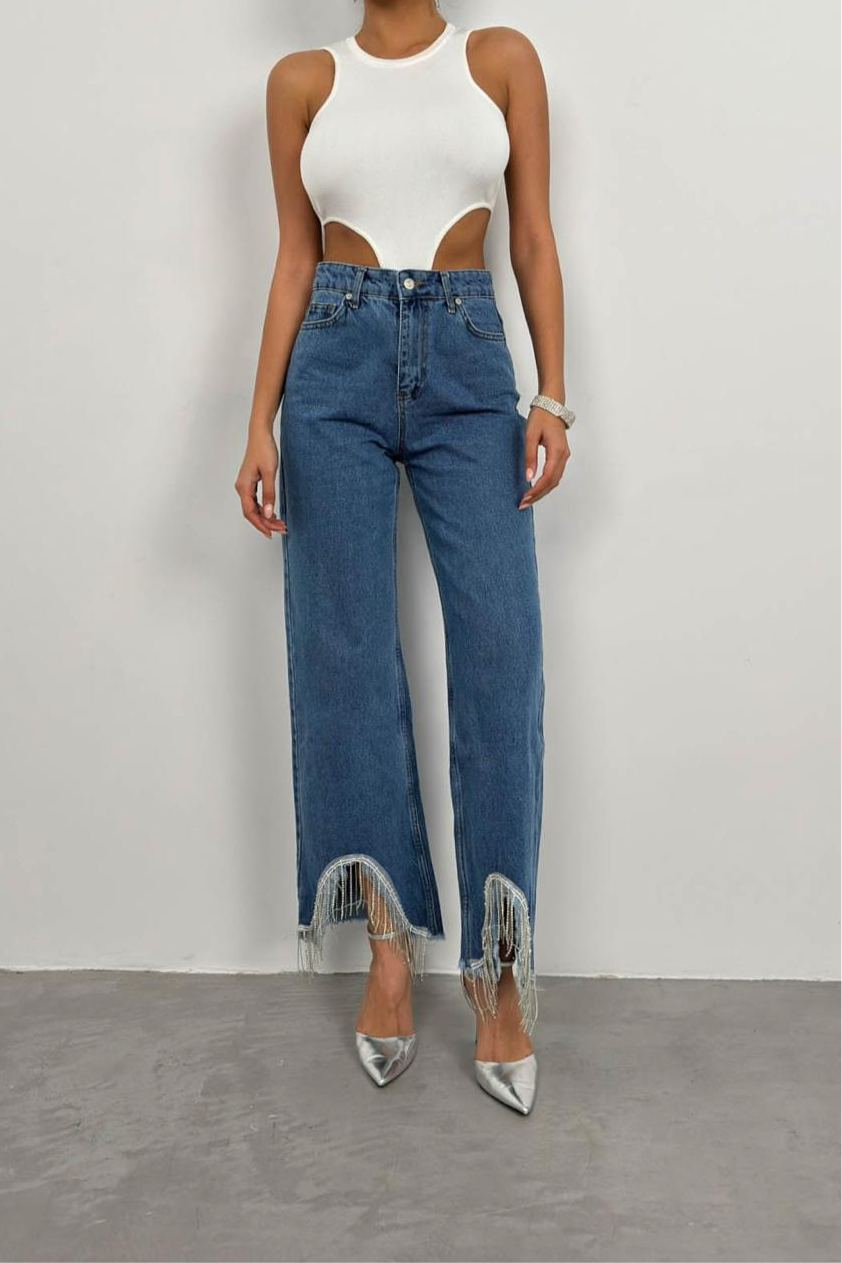Jeans con nappe e dettagli in pietra